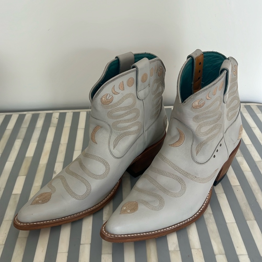 Stylish Cream Heeled Boots: new w box